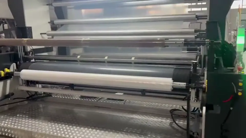 2300 mm plastik film hattının çalışan sarım bölümü